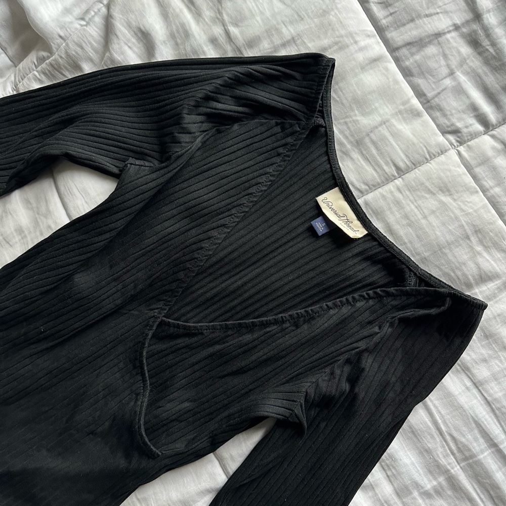 Cute black crisscross long sleeve top!